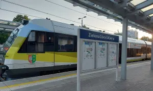 Pociąg na stacji Zielona Góra Główna. Na boku składu widnieje herb województwa lubuskiego.