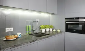 Co na ścianę nad blatem zamiast płytek? 7 stylowych alternatyw!