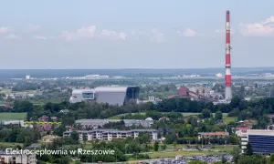 Widok na elektrociepłownię w Rzeszowie z charakterystycznym kominem.