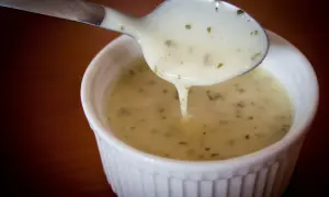 Jak zdrowo i łatwo zagęścić sos fit bez zbędnych kalorii