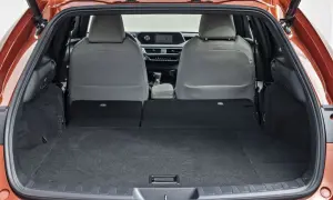 Widok bagażnika Lexusa UX z rozłożonymi tylnymi siedzeniami. Sprawdź lexus ux wymiary, by poznać jego pojemność.