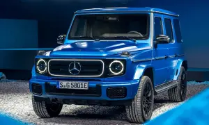 Niebieski Mercedes G-klasa, ikoniczny jeep, prezentuje się imponująco na tle niebieskiego tła.