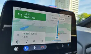 Nawigacja w samochodzie pokazuje trasę do ronda ONZ. Wyznaczanie azymutu na mapie jest kluczowe dla sprawnego dotarcia do celu.