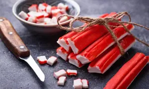 Surimi czy zdrowe? Odkryj ukryte zagrożenia i korzyści zdrowotne.