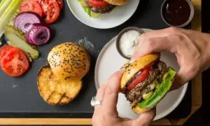Jak przyprawić mięso wołowe na burgery, by uniknąć mdłego smaku