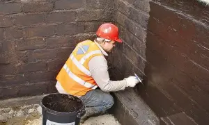 Czym zabezpieczyć fundamenty przed wilgocią i uniknąć kosztownych napraw