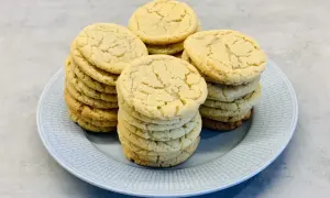 Här är ett enkelt cookies recept för dessa gyllene, spröda kakor. Perfekta att baka med familjen!