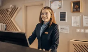 Ile zarabia się na recepcji w hotelu? Zaskakujące różnice w wynagrodzeniach