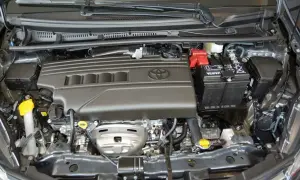 Pod maską Toyoty Yaris: Wszystko, co musisz wiedzieć (także o hybrydzie)