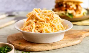 Frischer Krautsalat, perfekt für Ihr coleslaw rezept. Cremig und knackig, eine köstliche Beilage.