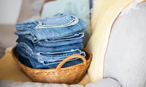 Stapel blauer Jeans in einem Korb. Die Frage, wie oft Jeans waschen, beschäftigt viele.
