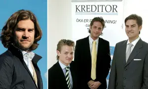 Sebastian Siemiatkowski, en av grundarna av Klarna, porträtterad med två kollegor framför en banderoll med texten "KREDITOR".