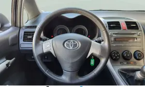 Volante y salpicadero de Toyota Auris 1.4 D4D. ¿Problemas con el aire acondicionado o la radio?