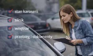 Kobieta sprawdza listę kontrolną: stan karoserii, silnik, wnętrze, przebieg i dokumenty. To poradnik, jak sprawdzić auto przed zakupem.