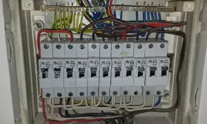 Ile kosztuje podłączenie skrzynki elektrycznej w domu? Uważaj na ukryte wydatki