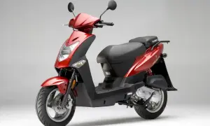 Czerwony skuter Kymco, jeden z popularnych marek skuterów, gotowy do jazdy po mieście.