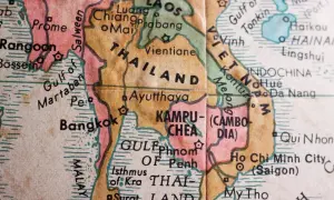 Mapa pokazuje, gdzie jest Tajlandia, obok Laosu, Kambodży i Wietnamu. Widać Bangkok i Zatokę Tajlandzką.