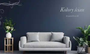 Inspiracja do mieszania farb: granatowa ściana, jasna sofa, rośliny i dekoracje.