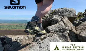 Buty Salomon X Ultra 5 Mid GTX na kamienistym szlaku, gotowe na przygodę.