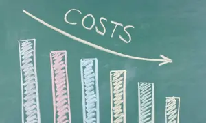 Grafico a barre disegnato a mano con la parola "COSTS" e una freccia discendente, simbolo di riduzione costi aziendali.