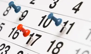 Calendario con puntine blu e rosse. Segna la data importante: quando esce il CUD.