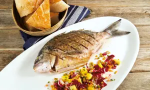 Gegrillte Dorade mit einem bunten Salat aus Radicchio, Linsen und Mango. Ein leichter Salat, der wunderbar zeigt, welcher Salat passt zu Dorade. Dazu gibt es frisches Brot.