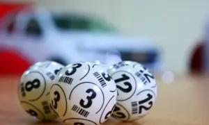 Kulki do gry z numerami 3, 8 i 12. Zastanawiasz się, jak długo ważne są zdrapki lotto?