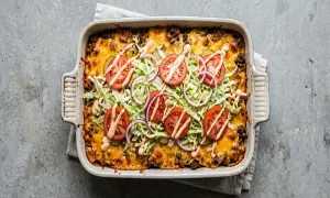 Herzhafter Big Mac Auflauf mit Hackfleisch, Käse, Salat, Tomaten und Sauce. Ein Genuss für alle Burger-Fans!