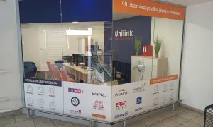 Witryna biura ubezpieczeniowego z logotypami firm i ofertami ubezpieczeń.