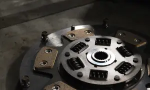 Un embrayage qui siffle, avec ses ressorts et ses garnitures usées, prêt à être remplacé.
