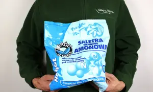 Torba z nawozem saletra amonowa wapniowo-amonowa, uniwersalny nawóz azotowy dla roślin. Skład nawozu widoczny na opakowaniu.