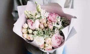 Piękny bukiet różowych piwonii i kremowych róż, idealny na imieniny Mileny.