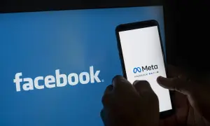 Chcesz wiedzieć, jak usunąć FB, zostawiając Messengera? Na ekranie telefonu widzisz logo Meta, a obok logo Facebooka.