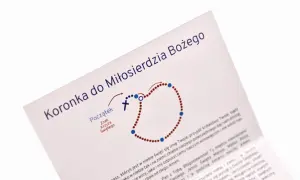 Instrukcja, jak odmawiać Koronkę do Miłosierdzia Bożego, z ilustracją różańca i tekstem modlitwy.