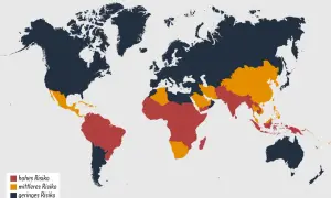 Weltkarte zeigt Risikogebiete für Impfungen bei einer Weltreise. Rot: hohes Risiko, Orange: mittleres Risiko, Dunkelblau: geringes Risiko.