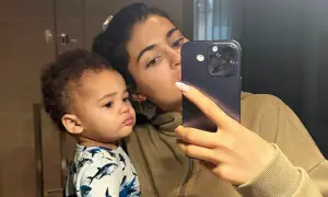 Kylie Jenner robi selfie z synkiem, jednym z dzieci Travisa Scotta. Maluch ma na sobie piżamkę w rekiny.