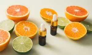 Krople z cytrusami i olejkami. Naturalne witaminy w kosmetyce dla promiennej cery.