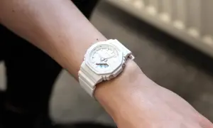 Biały zegarek damski Casio G-Shock na nadgarstku.