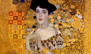 Portret kobiety w złotej sukni, ozdobionej geometrycznymi wzorami i spiralnymi motywami. Ciekawe fakty o Gustavie Klimcie i jego stylu.