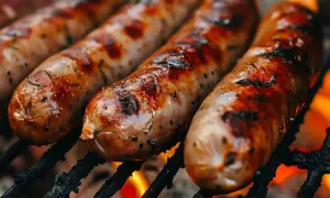 Soczysta kiełbasa z grilla, rumiana i pachnąca, piecze się nad ogniem. Idealna na letnie wieczory.