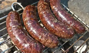 Kaszanki grillowane na ruszcie, soczyste i rumiane.
