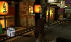 Mężczyzna w garniturze biegnie ulicą w japońskim mieście, mijając lampiony z napisem "yakuza co to".