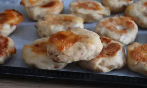 Polpette di pollo dorate e gustose, pronte per essere gustate.