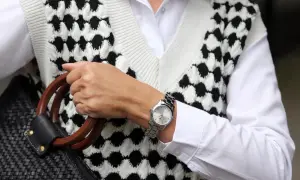 Srebrny zegarek damski: Jak wybrać i stylizować idealny model?