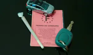 Permis de conduire, clés de voiture et joint. Une combinaison dangereuse qui mène à l'avocat alcool au volant.