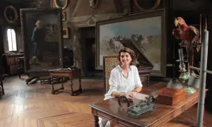Portrait de Rosa Bonheur dans son atelier, entourée de ses œuvres.