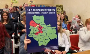 Ludzie protestują przeciwko prohibicji nocnej sprzedaży alkoholu w Warszawie. Mapa pokazuje, które dzielnice są przeciw.