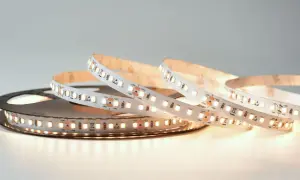 Bande de LED allumée sur une bobine. Une lampe LED peut-elle prendre feu ? Ces bandes sont conçues pour être sûres.