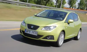 Zielony Seat Ibiza 4 w ruchu. Wymiana żarówki przód w tym modelu jest prosta.