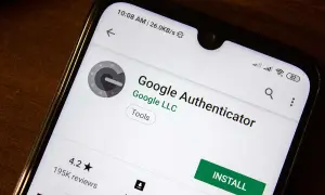 Ekran telefonu z aplikacją Google Authenticator. Dowiedz się, google authenticator jak działa, aby zwiększyć bezpieczeństwo swoich kont.
